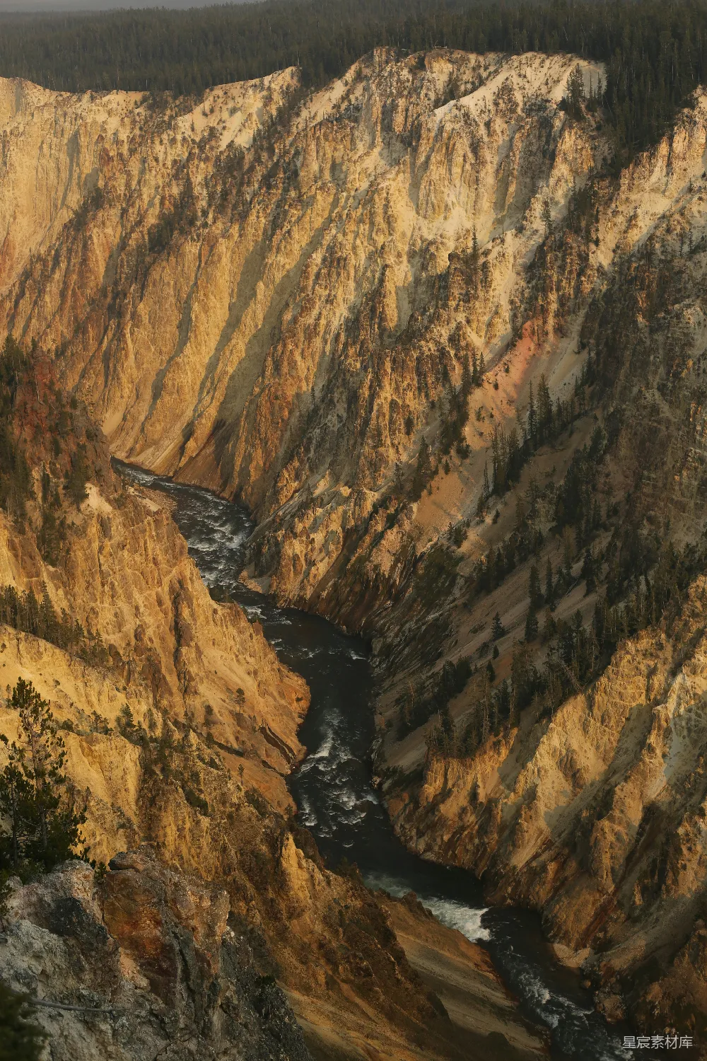 高清摄影 背景中有座山的峡谷