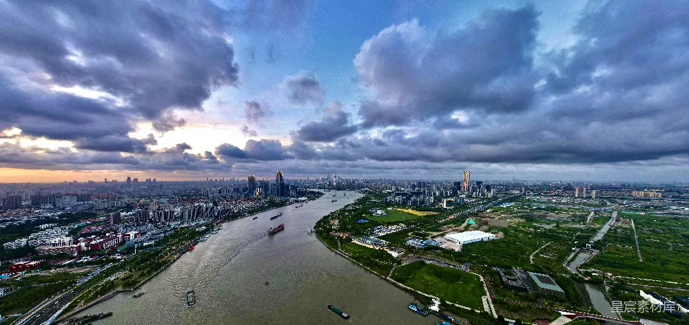 高清摄影 一条河流贯穿其中的城市景观