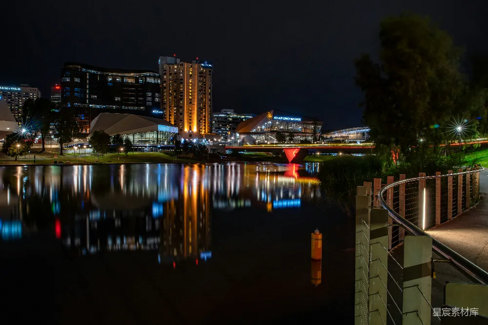 高清摄影 一座城市的夜景中包含一条河流和一座桥的景象