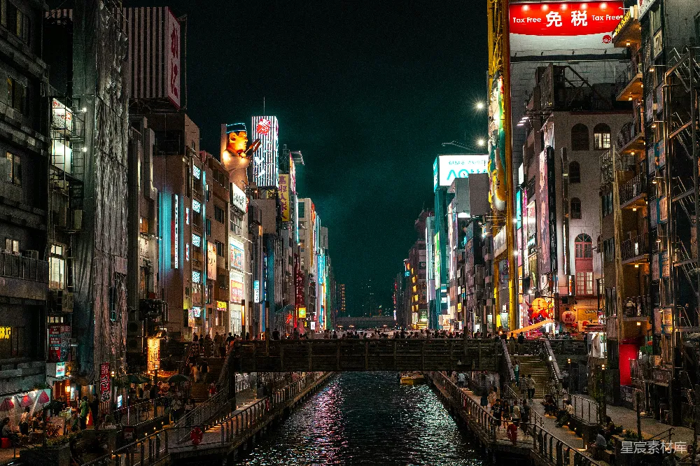 高清摄影  夜幕下的城市景观被霓虹灯照亮。