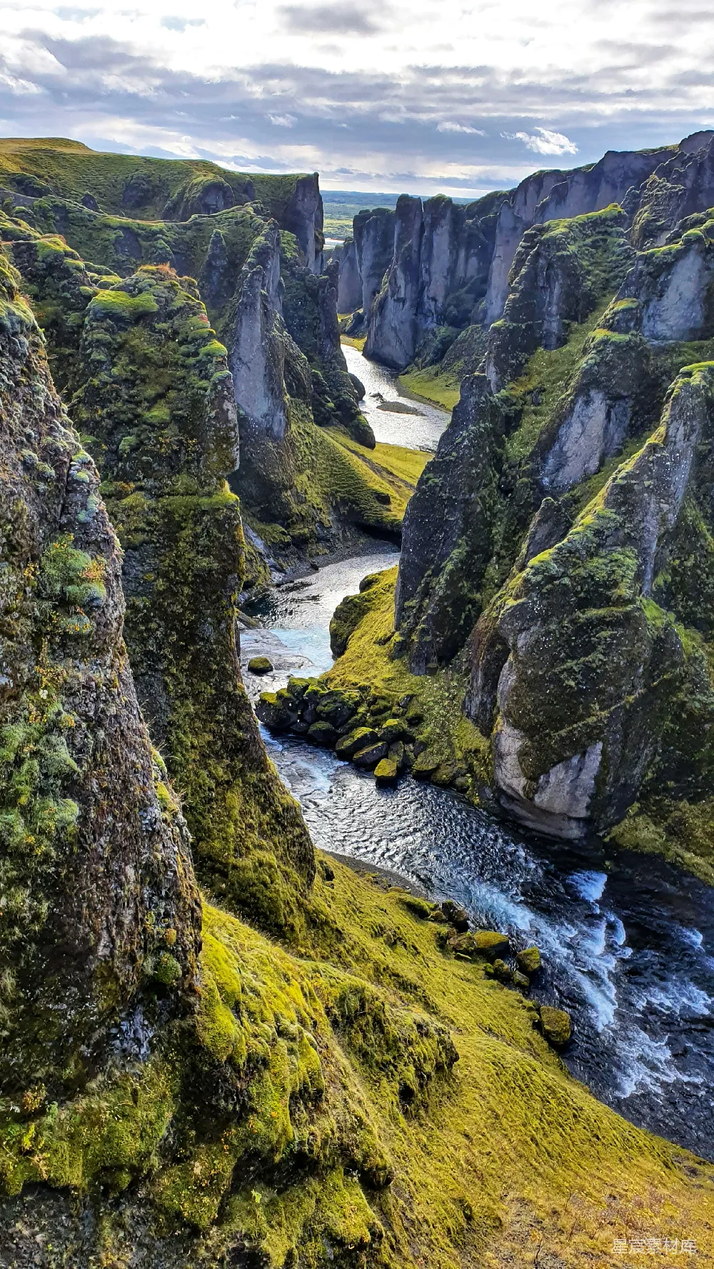 高清摄影 绿色和灰色的岩石山脉傍河在白天