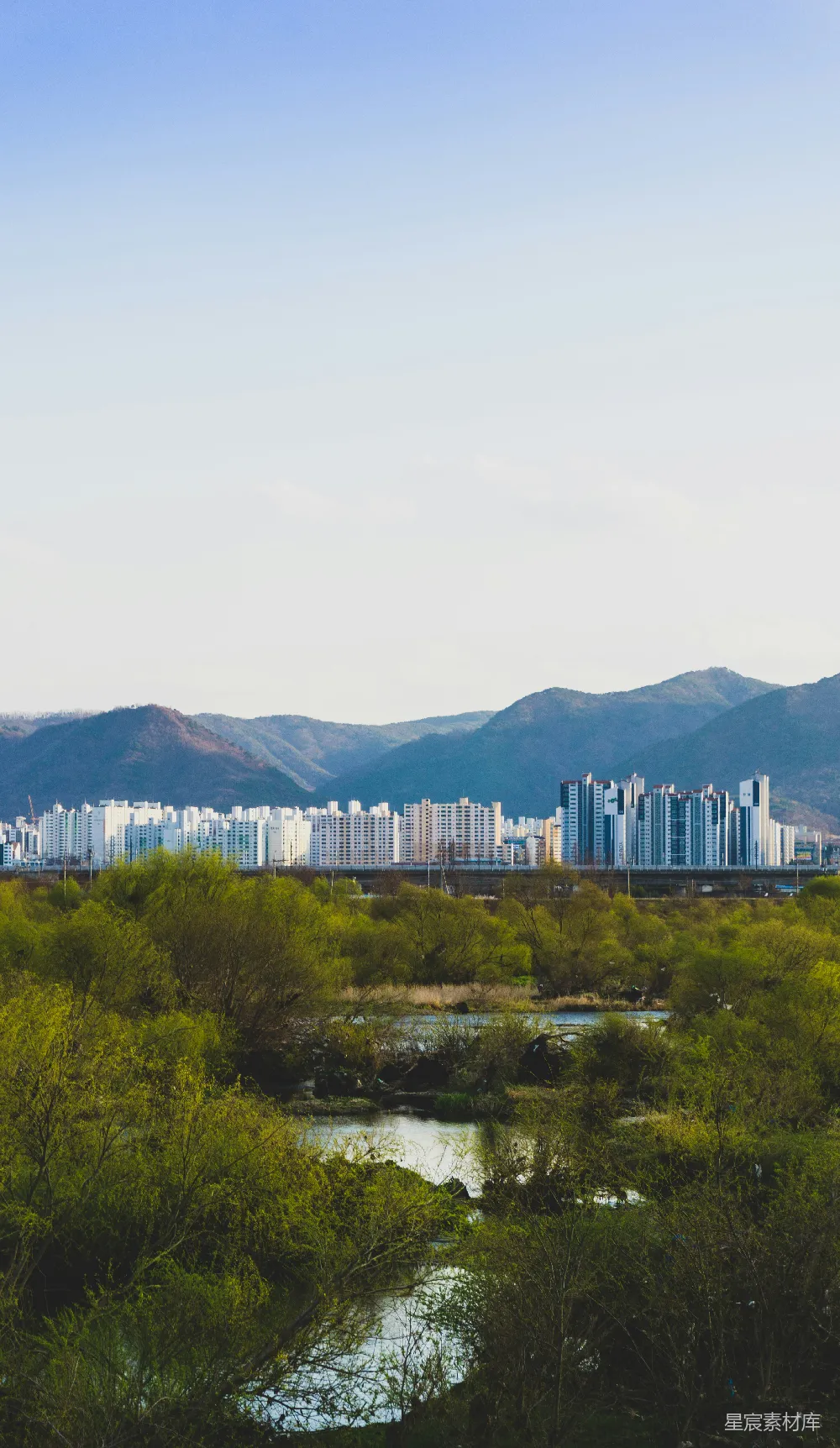 高清摄影 白天城市 skyline 下方的白云蓝天