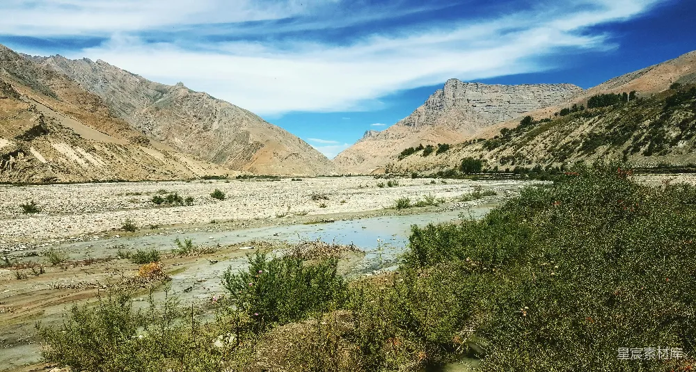 高清摄影 山区中的山谷在白天的日景摄影
