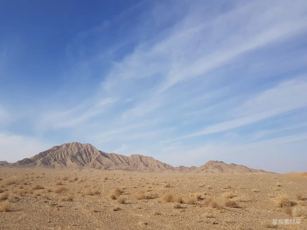 高清摄影 远处有一座山的沙漠景观
