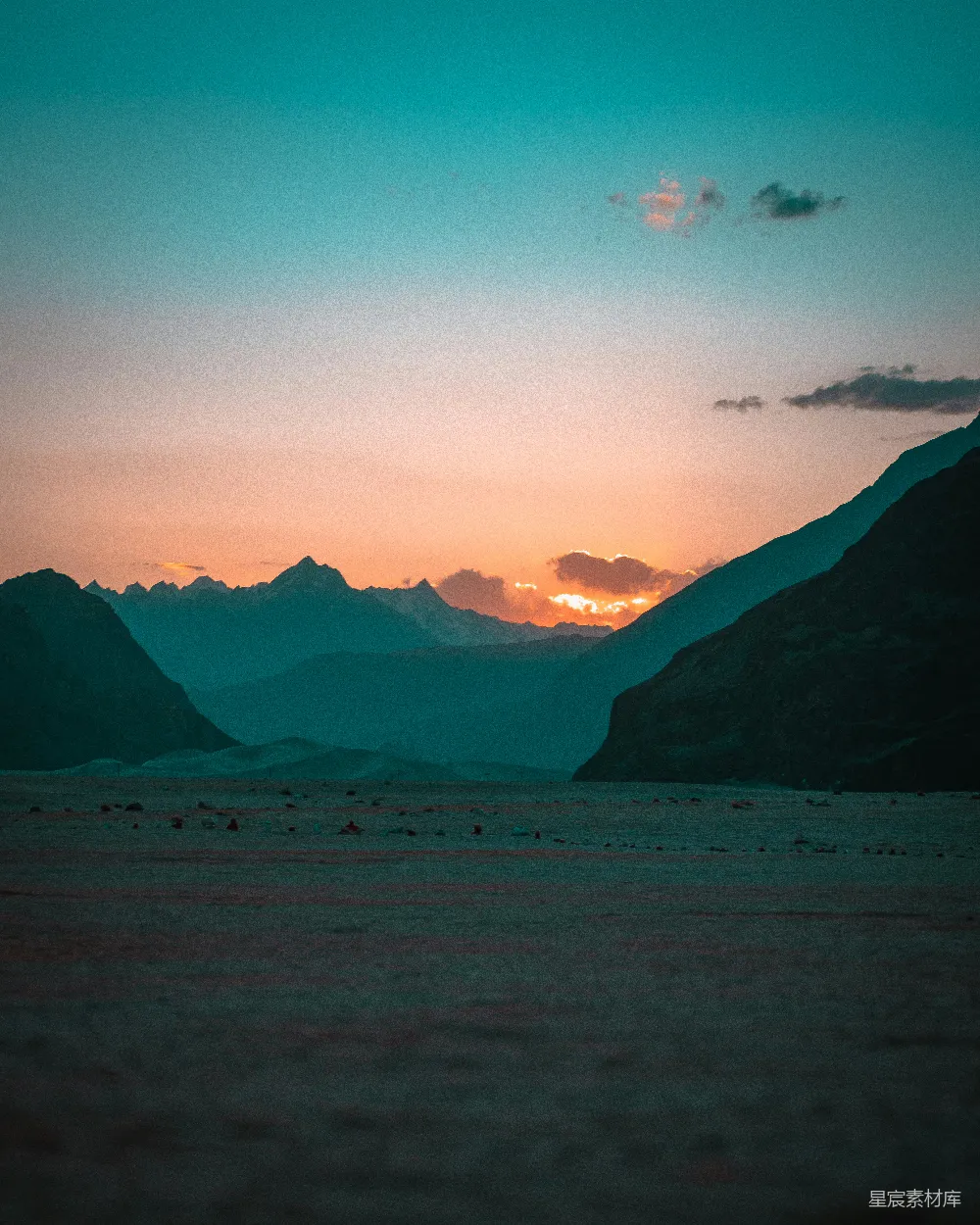 高清摄影 夕阳下山峦的轮廓