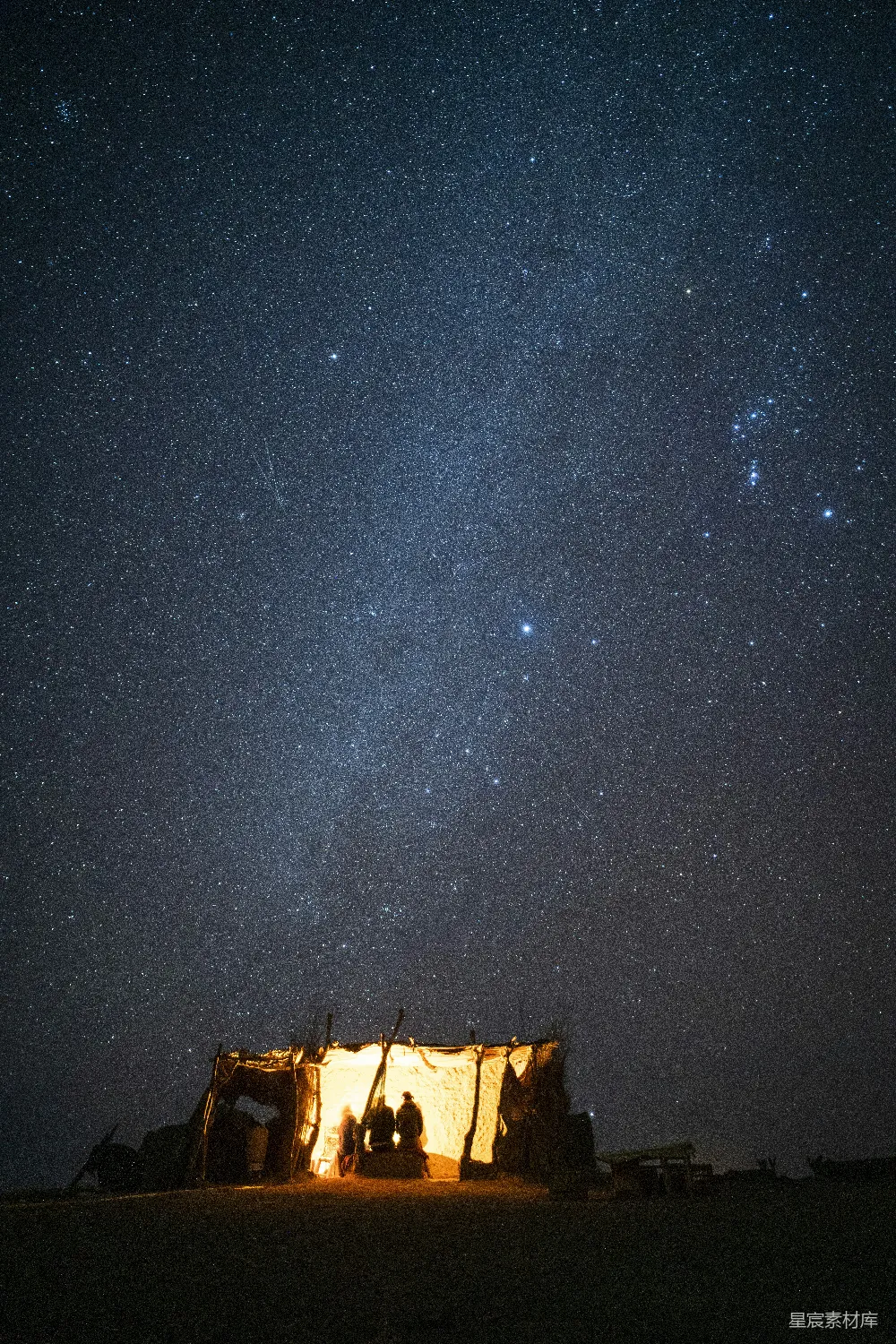 高清摄影 一群人在星光下的建筑前站立着