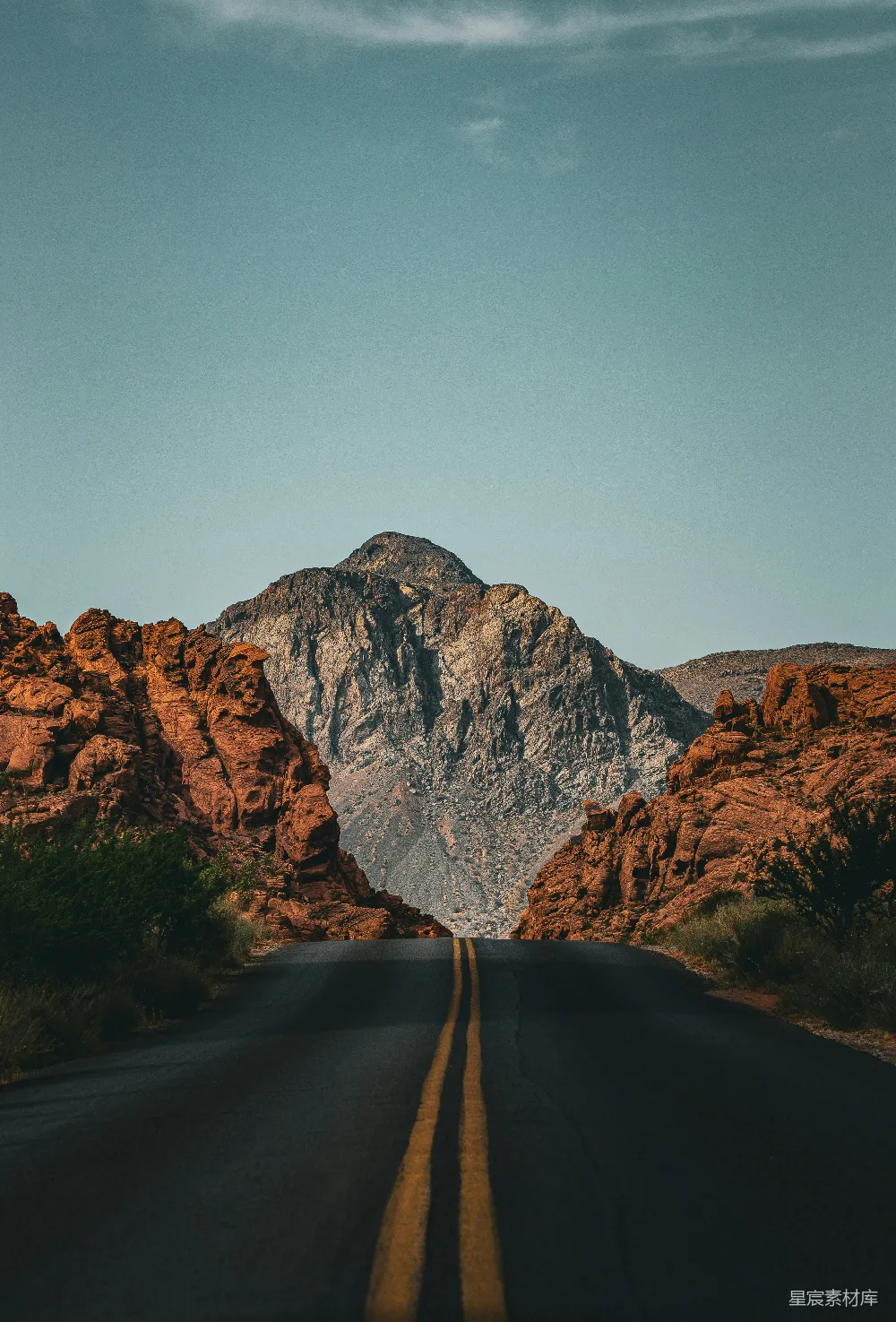 高清摄影 背景有一座山的道路