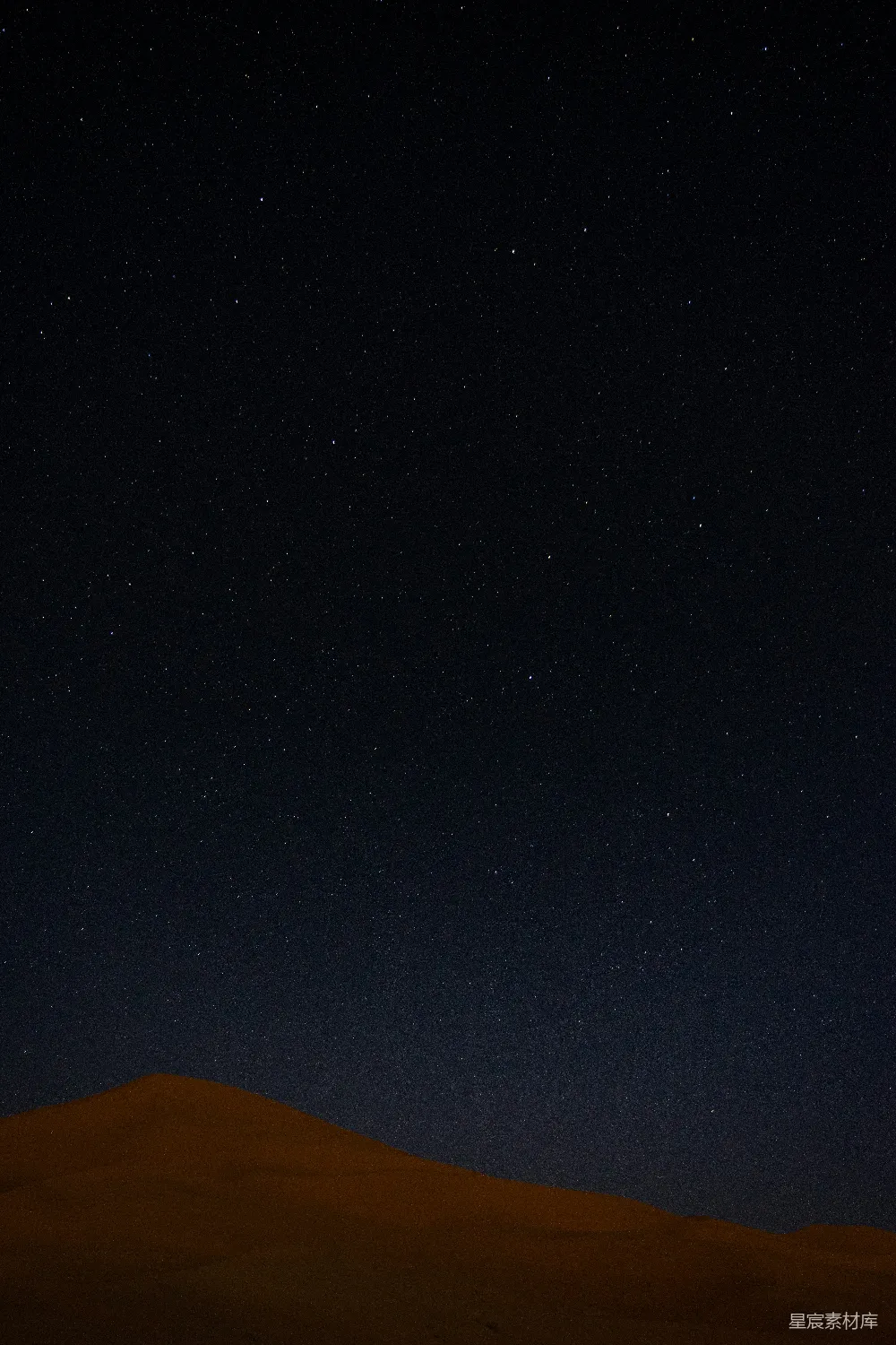 高清摄影 夜空繁星点点，一隅沙丘之上