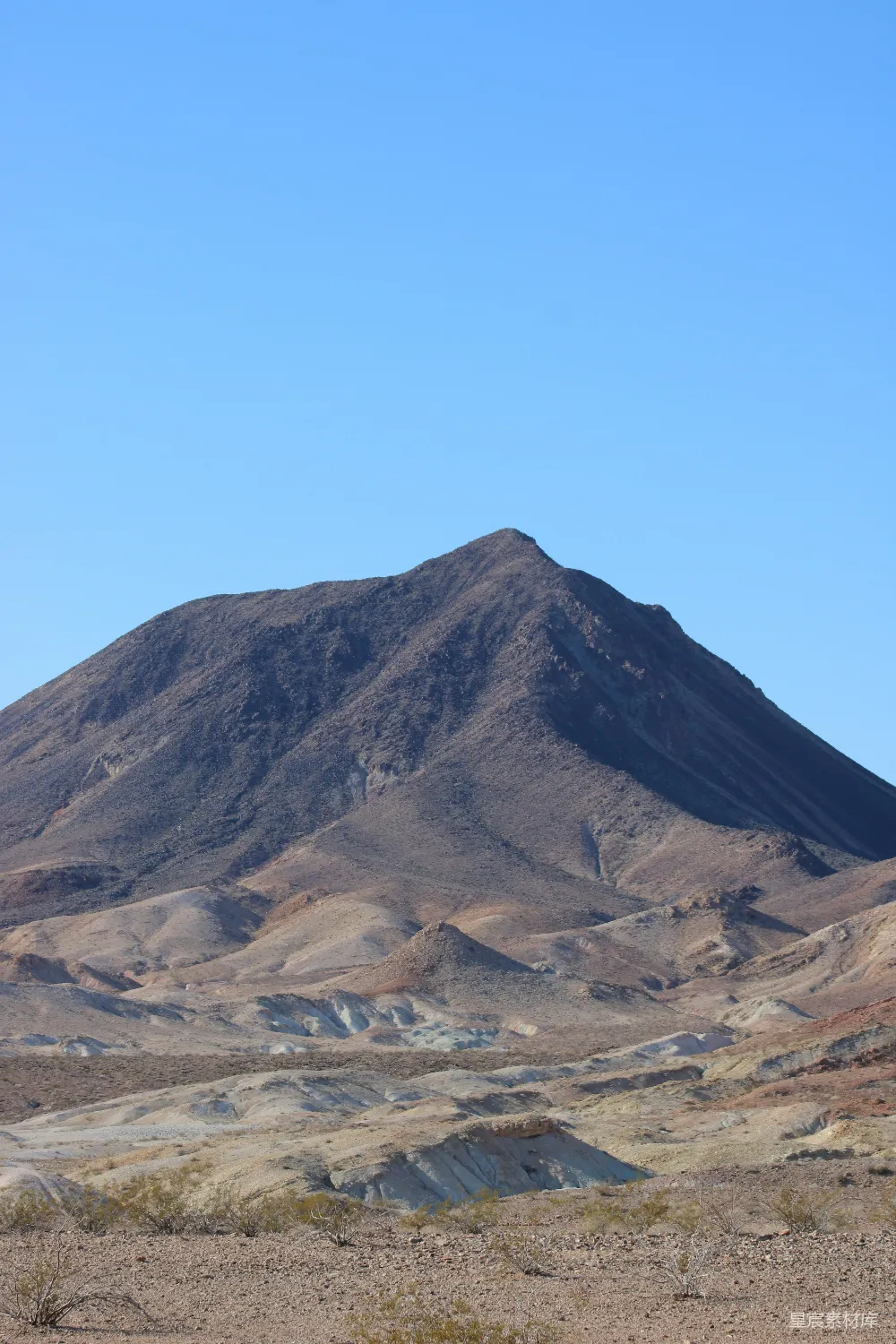 高清摄影 沙漠中一座巨大的山峰