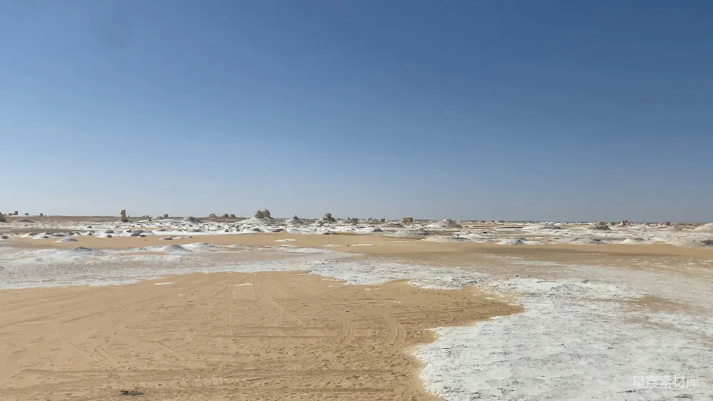 高清摄影 一片覆盖着白雪的沙滩在蓝天背景下显得异常洁白。