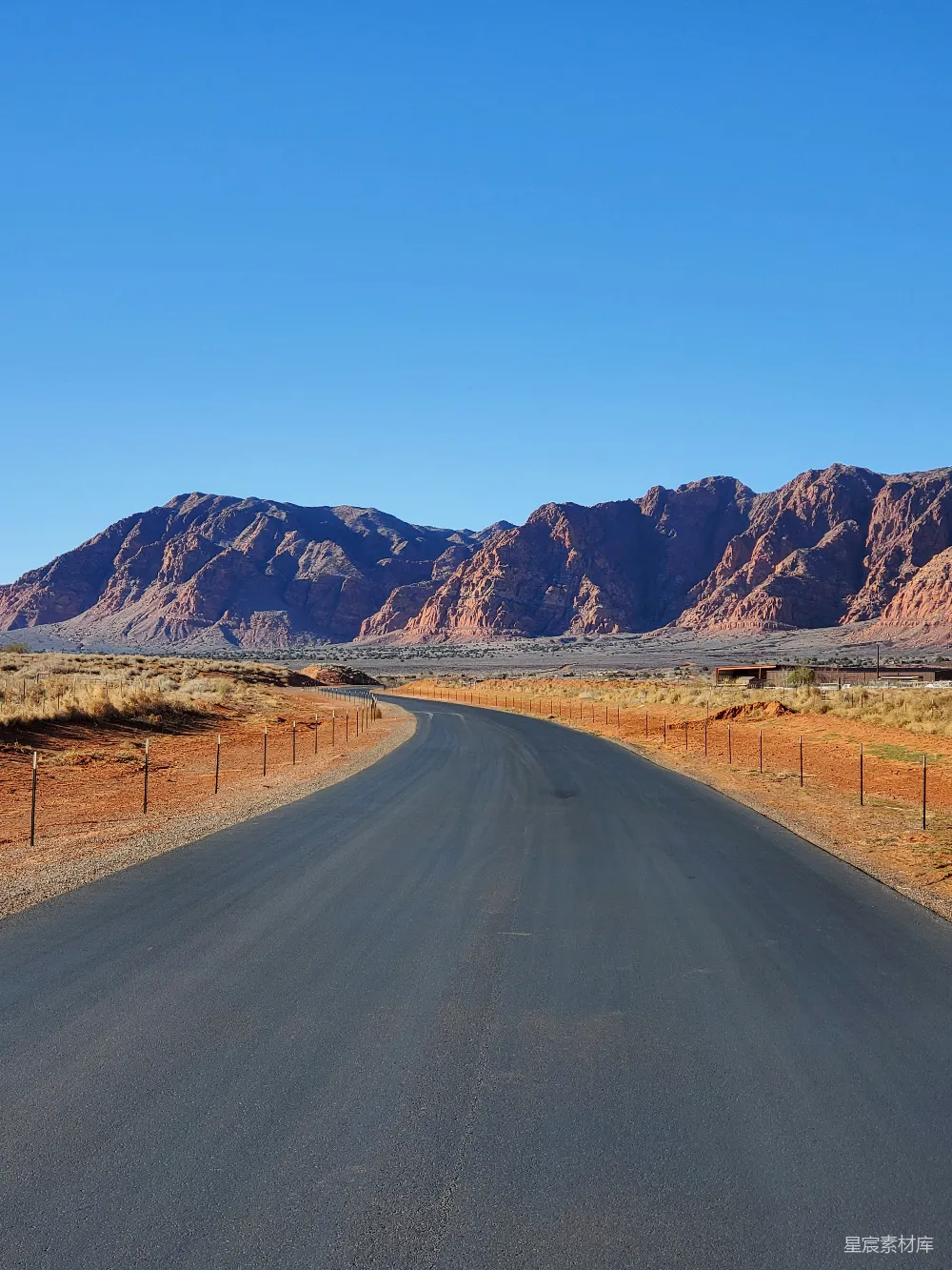 高清摄影 沙漠中一条路，背景是山峦。