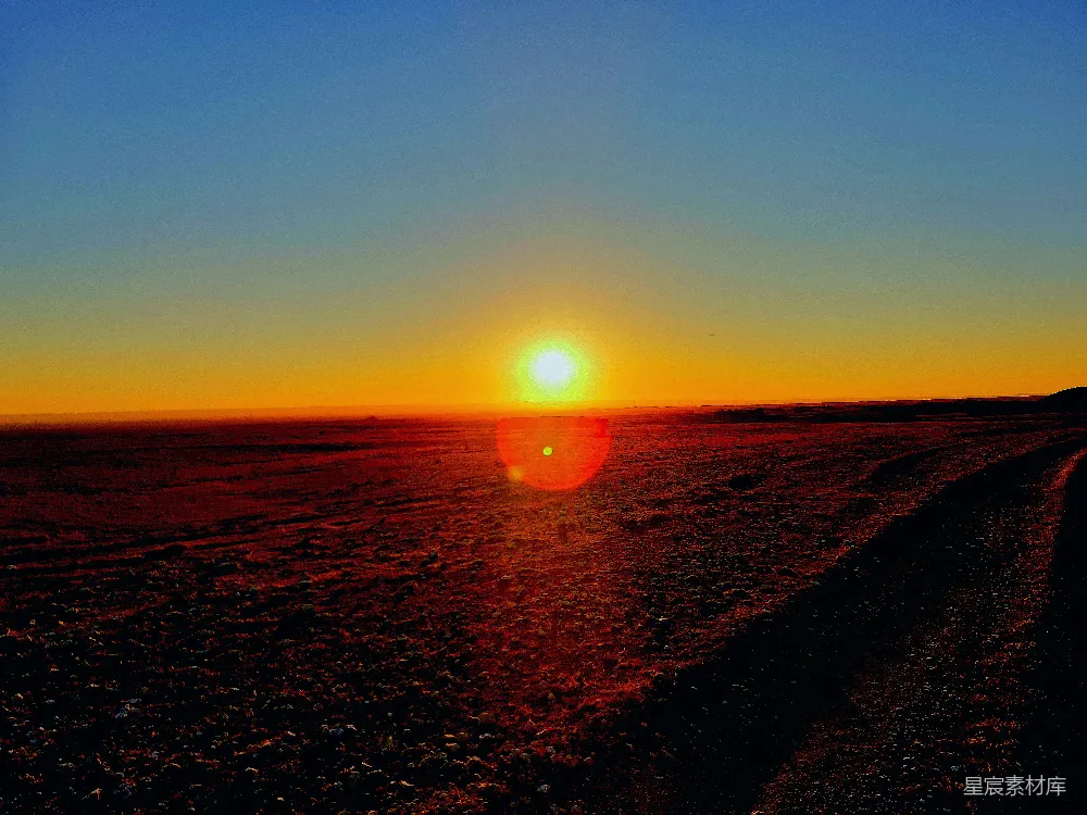 高清摄影 远处的沙漠上太阳正在落下