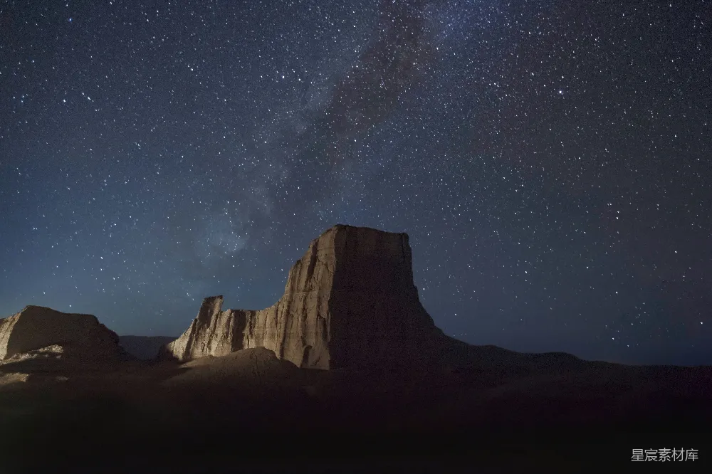 高清摄影 棕色的落基山脉在星空的夜晚中