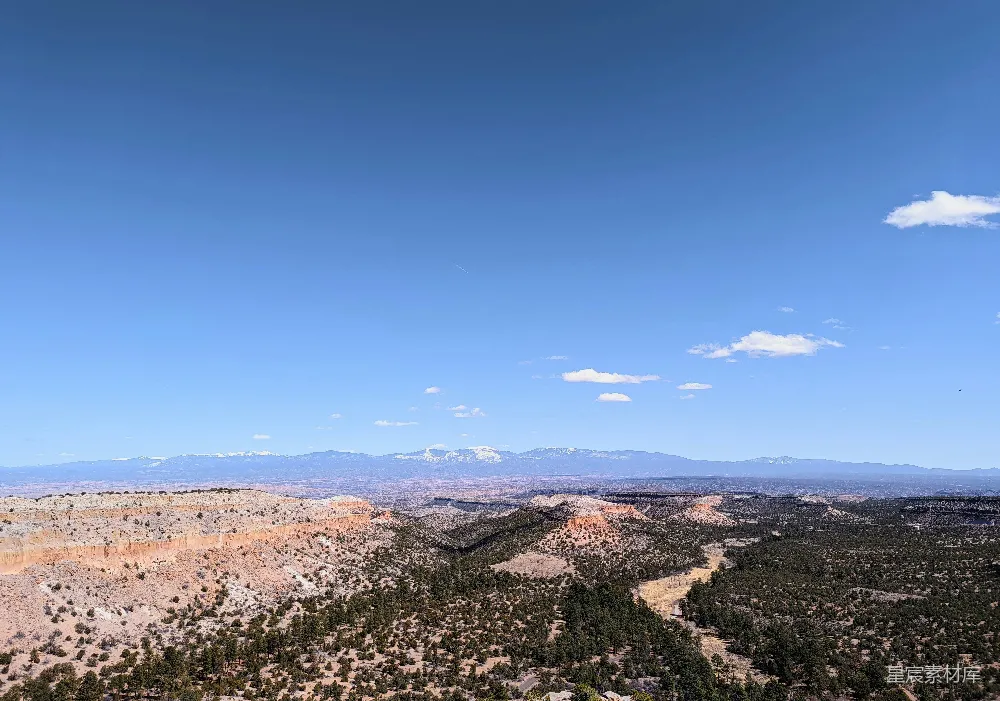 高清摄影 一座山峦环绕中的风景画，一条河流穿过其中。