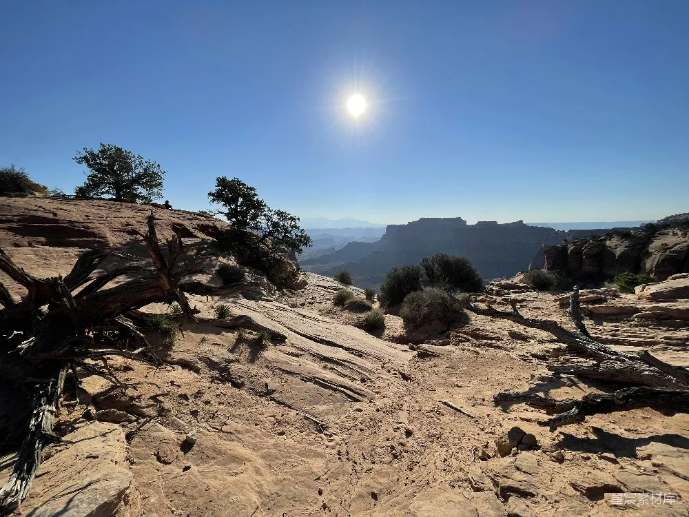 高清摄影 阳光照耀在一片岩石嶙峋的景象之上