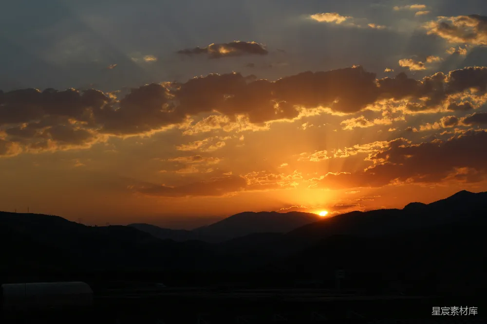 高清摄影 夕阳下的山影