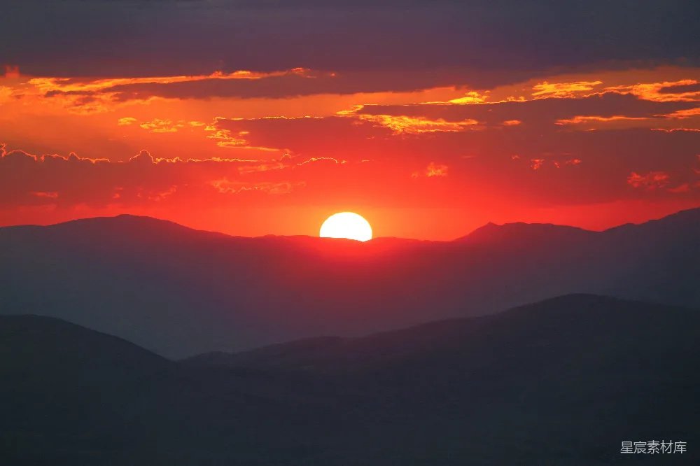 高清摄影 夕阳下的山峦轮廓