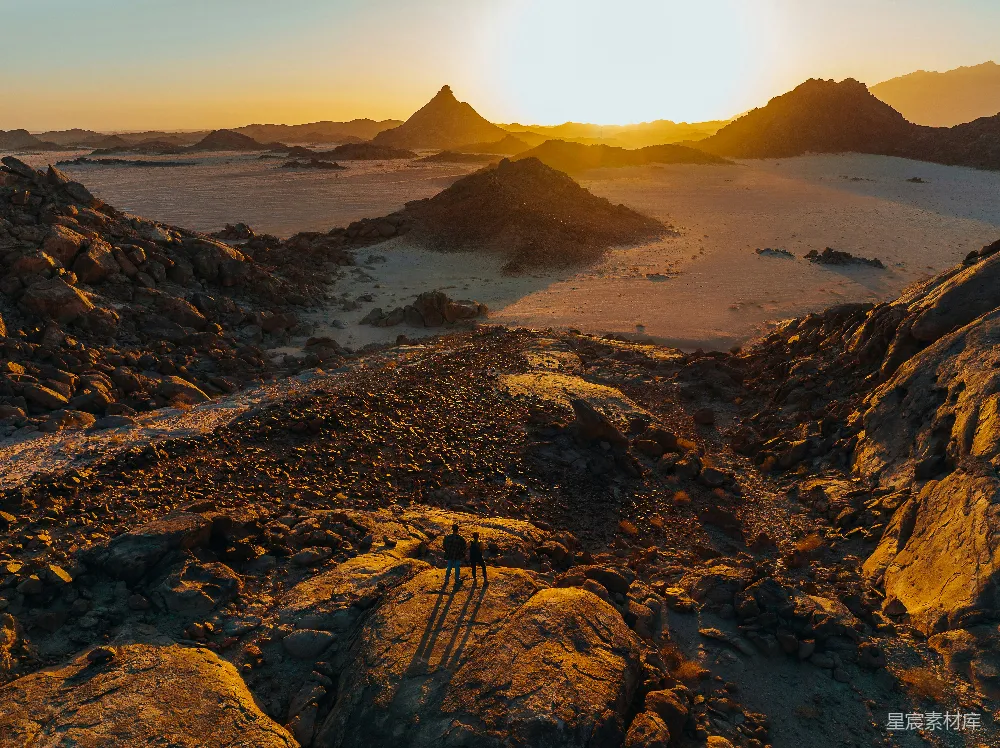 高清摄影 夕阳落下沙漠景观。