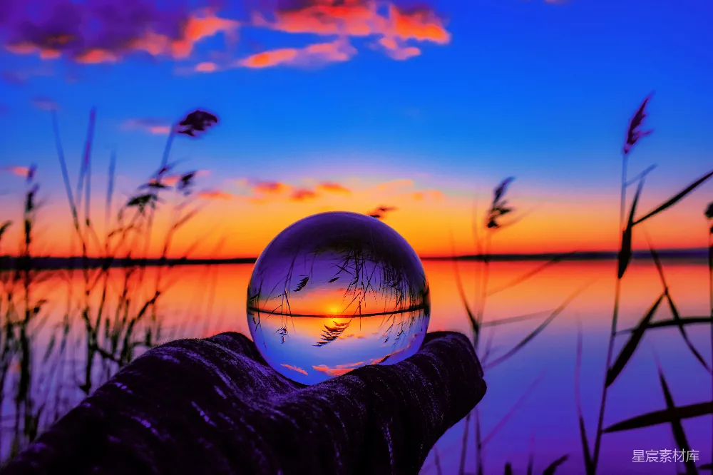 高清摄影 夕阳下的人举着球