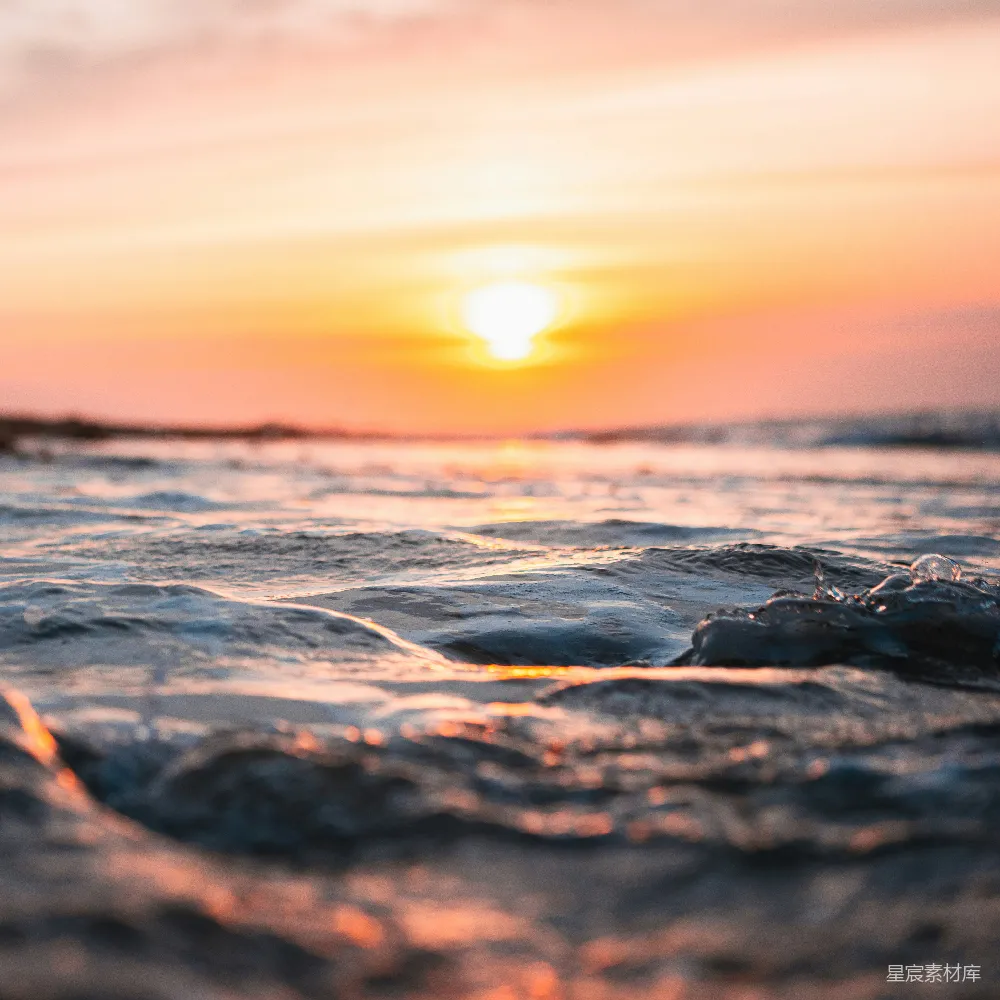 高清摄影 夕阳下海浪拍打海岸的景象