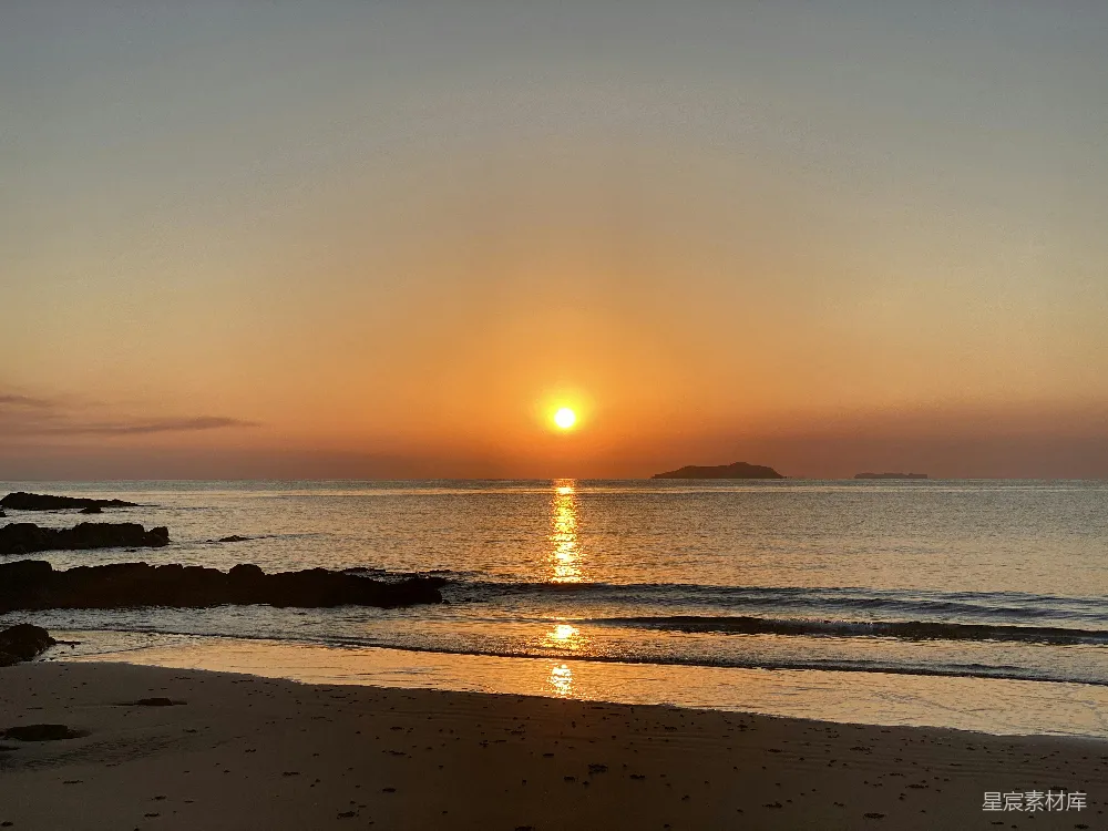 高清摄影 夕阳下海滩上的人影轮廓