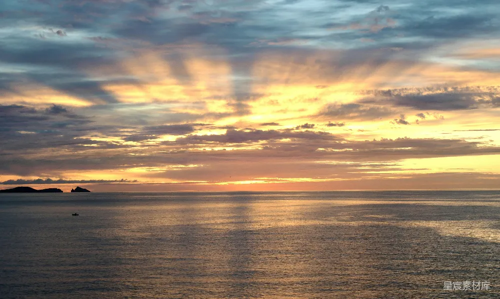 高清摄影 夕阳西下，海面上停着一条船。