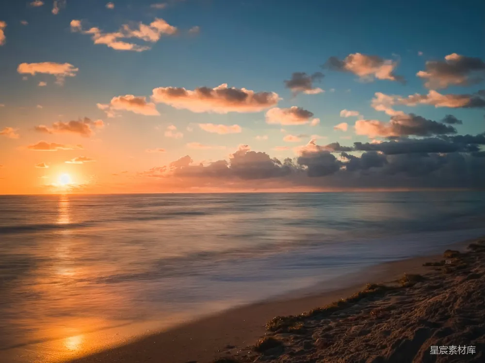 高清摄影 夕阳下的云雾缭绕的水域