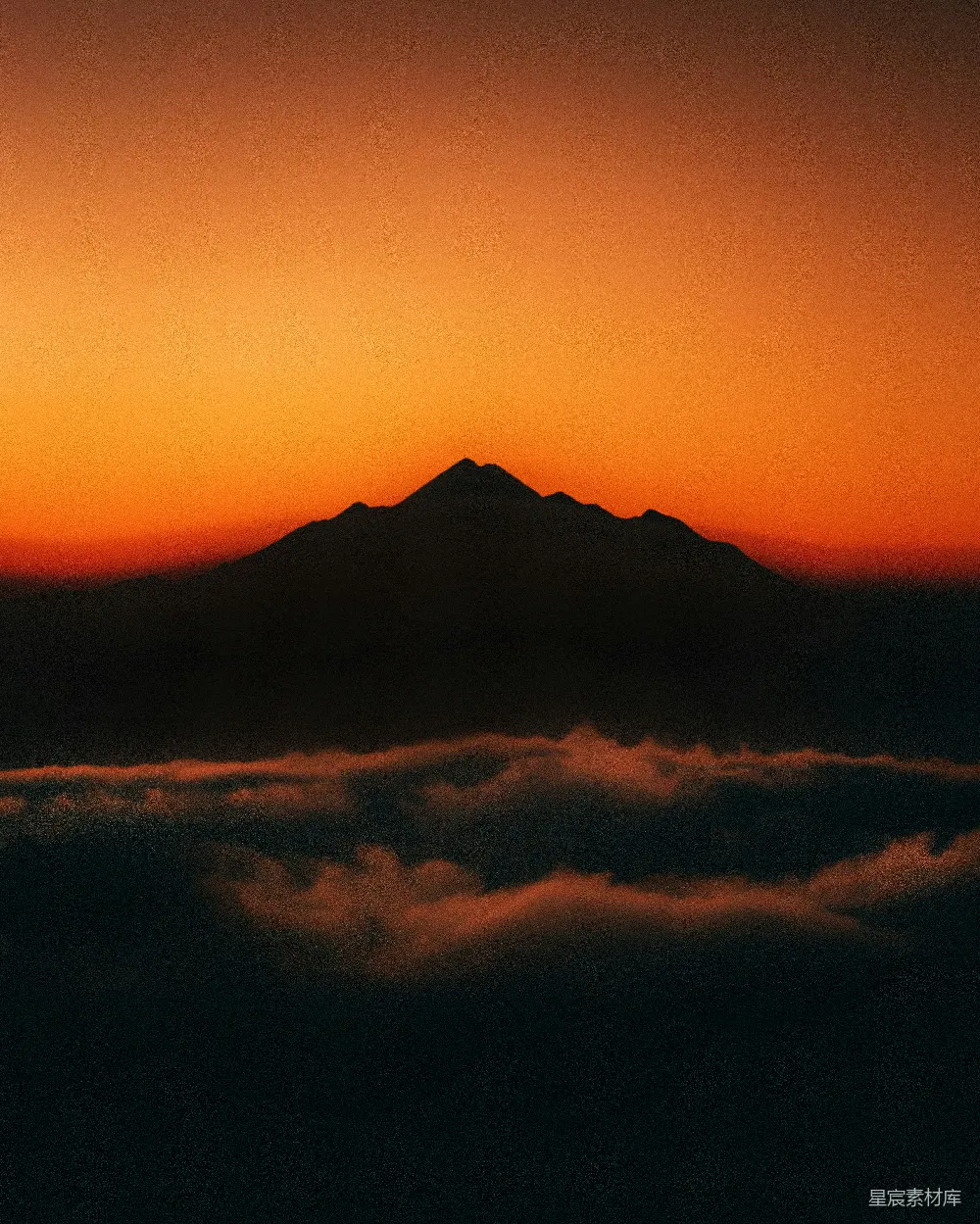 高清摄影 夕阳下的山影