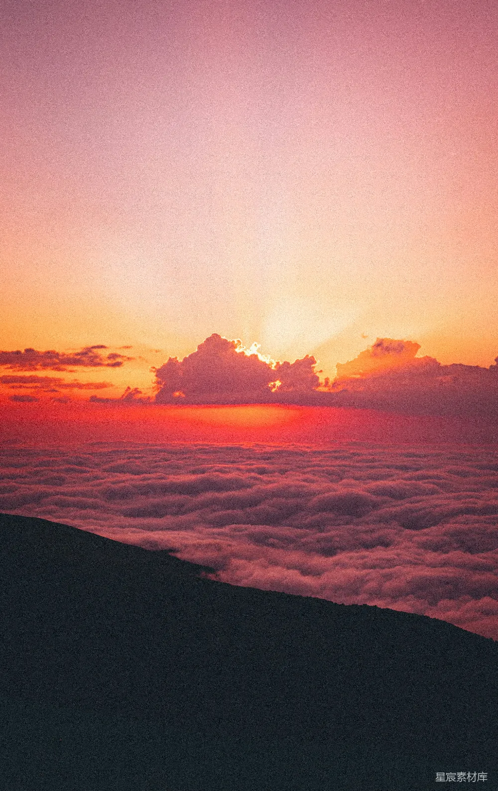 高清摄影 夕阳下的海上的云层
