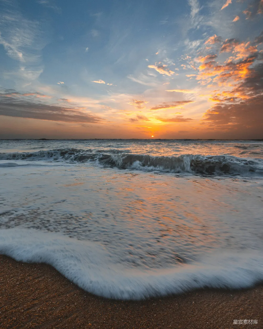 高清摄影 夕阳下海浪拍打岸边
