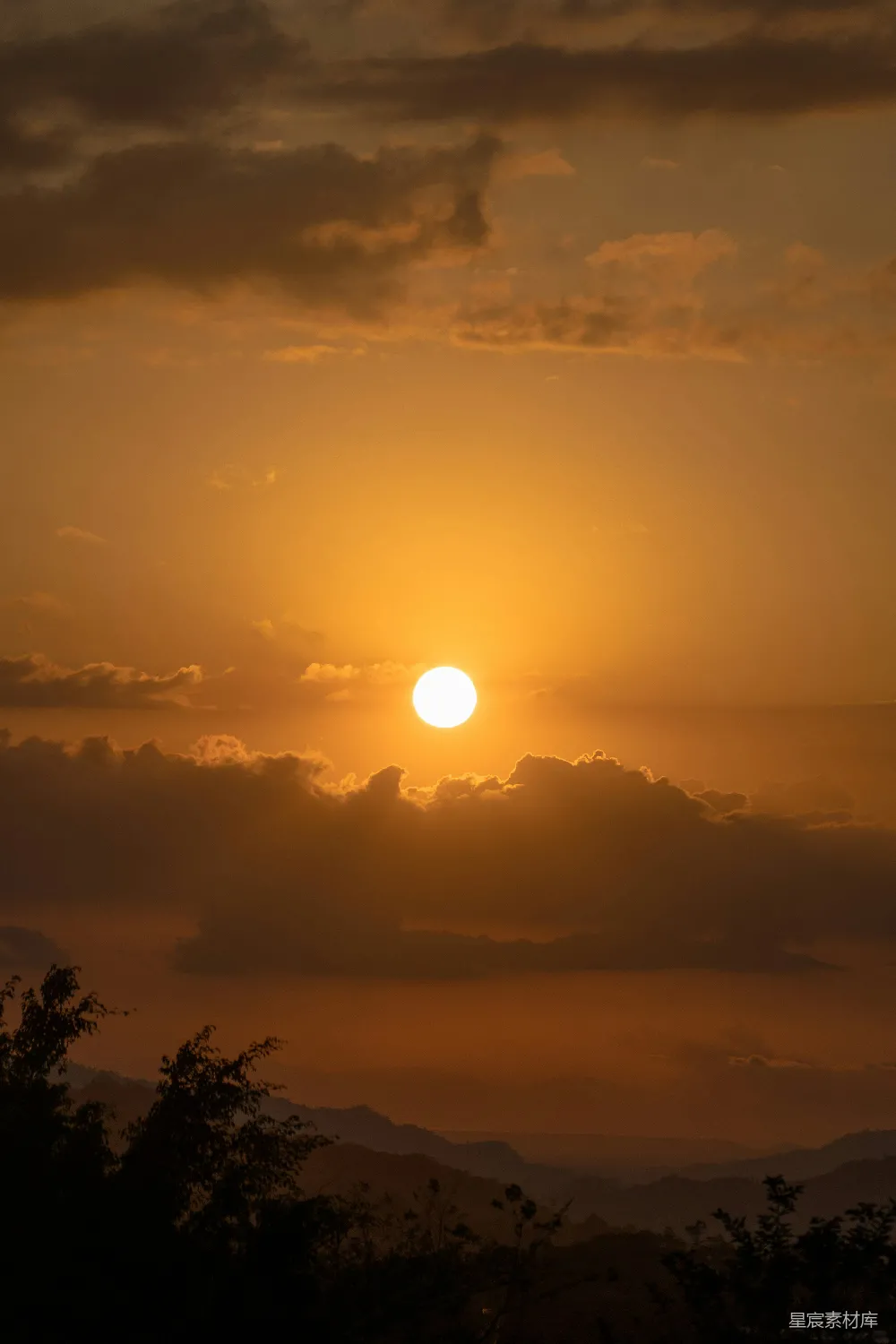 高清摄影 山峦之上，夕阳西下