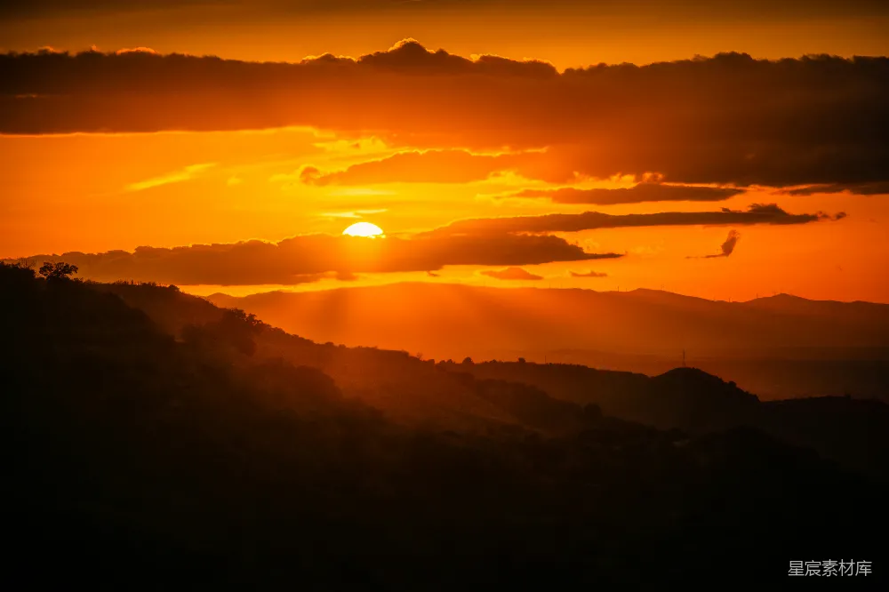 高清摄影 山峦之上夕阳西下