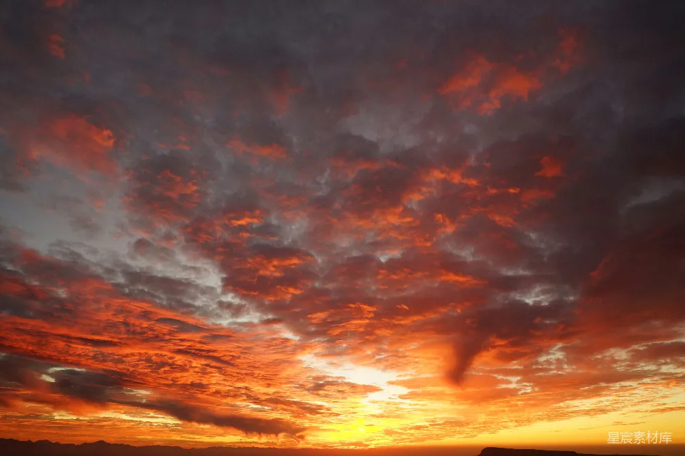 高清摄影 夕阳西下，海面上一艘小船静卧其中。