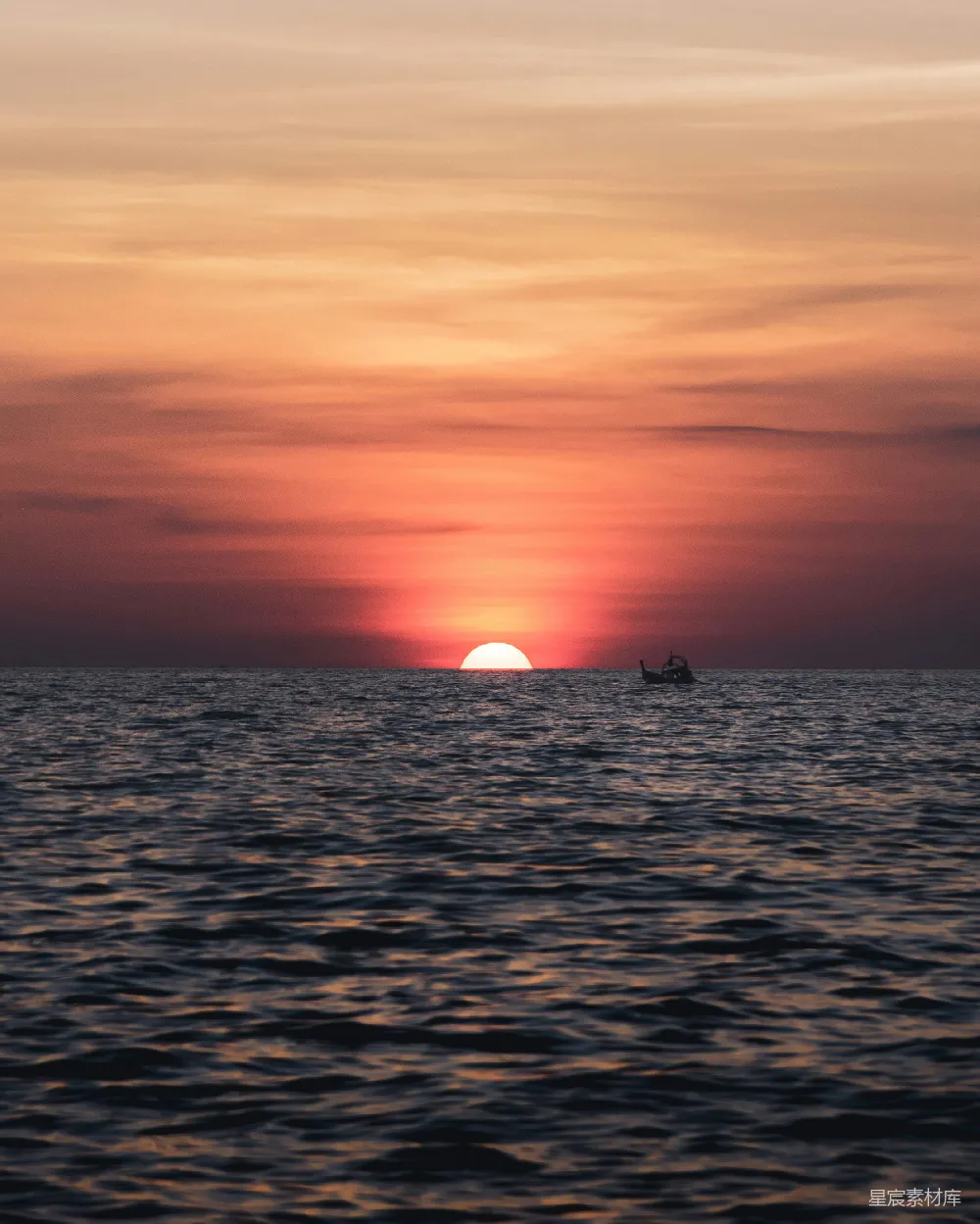 高清摄影 夕阳下水中人的轮廓