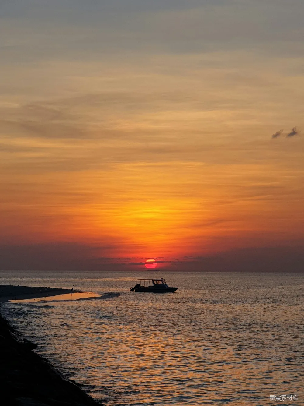 高清摄影 夕阳下海面上的船影