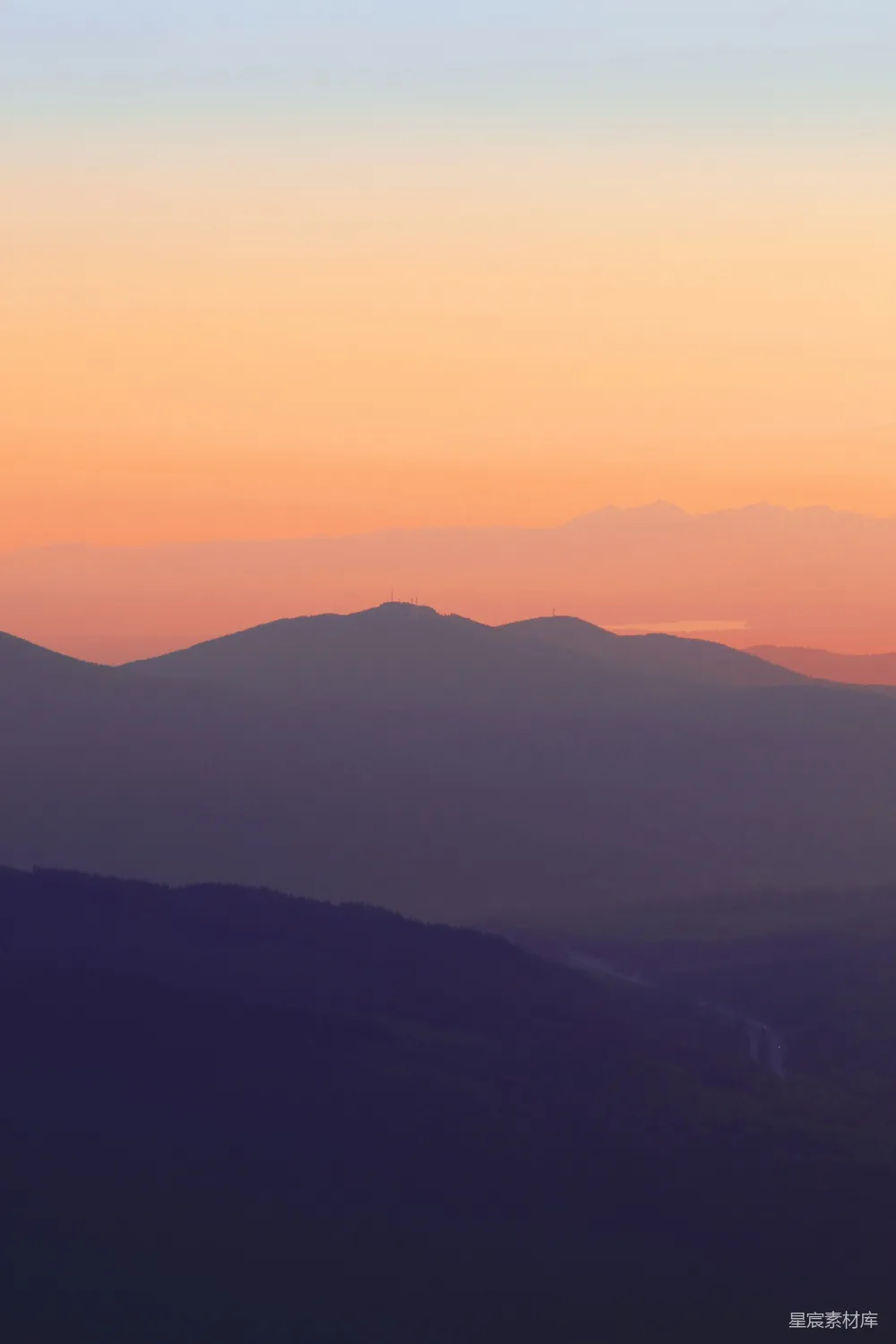 高清摄影 夕阳下的山影照片