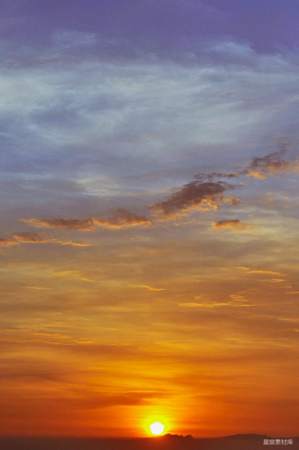 高清摄影 夕阳时分橙色和灰色的云朵