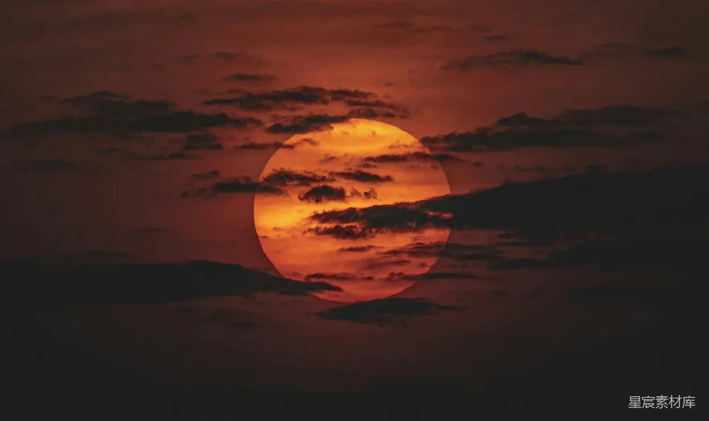 高清摄影 天边的太阳正在云层之上落下