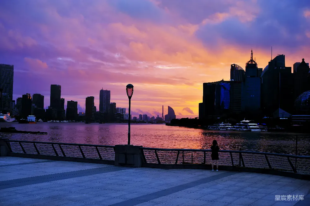 高清摄影 傍晚时分，一个人坐在靠近水面的长凳上的轮廓图象