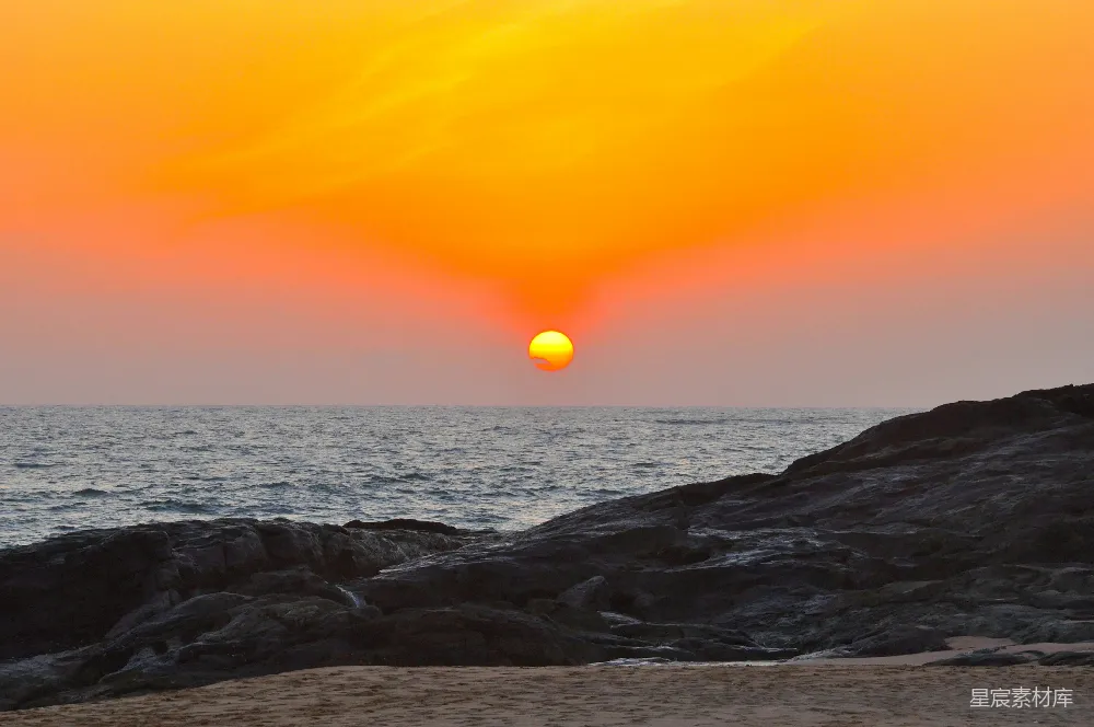 高清摄影  海滩上的太阳正在落下海面