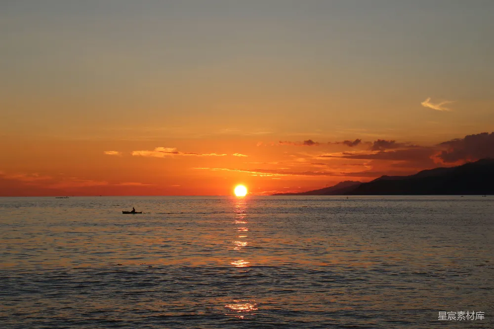 高清摄影 夕阳下海滩上的人影轮廓