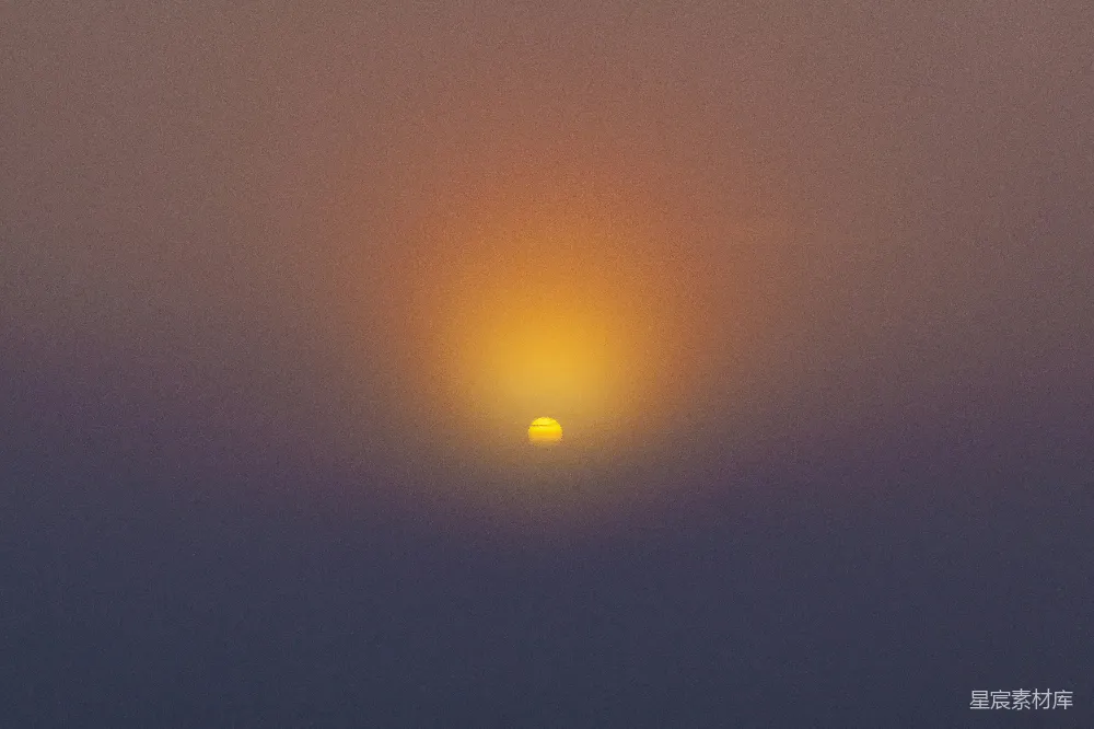 高清摄影 天边的太阳正在落下海面上方。