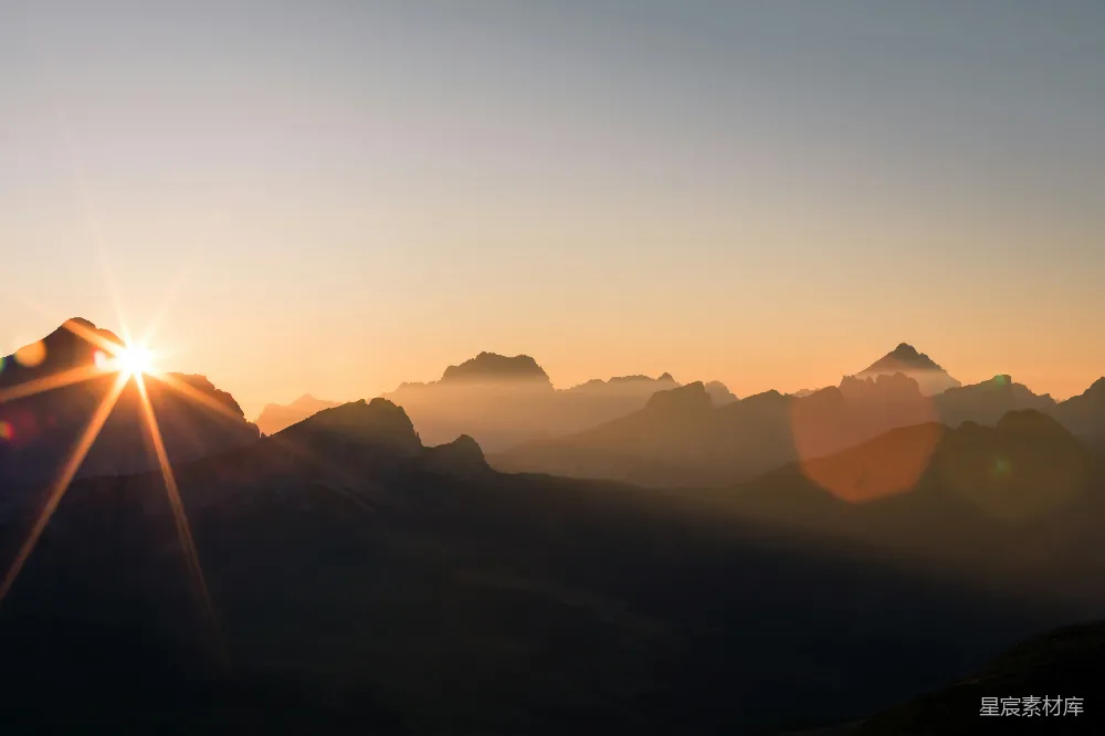 高清摄影 夕阳下的山影