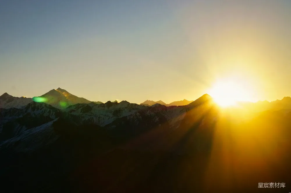 高清摄影 山峦之上夕阳西下