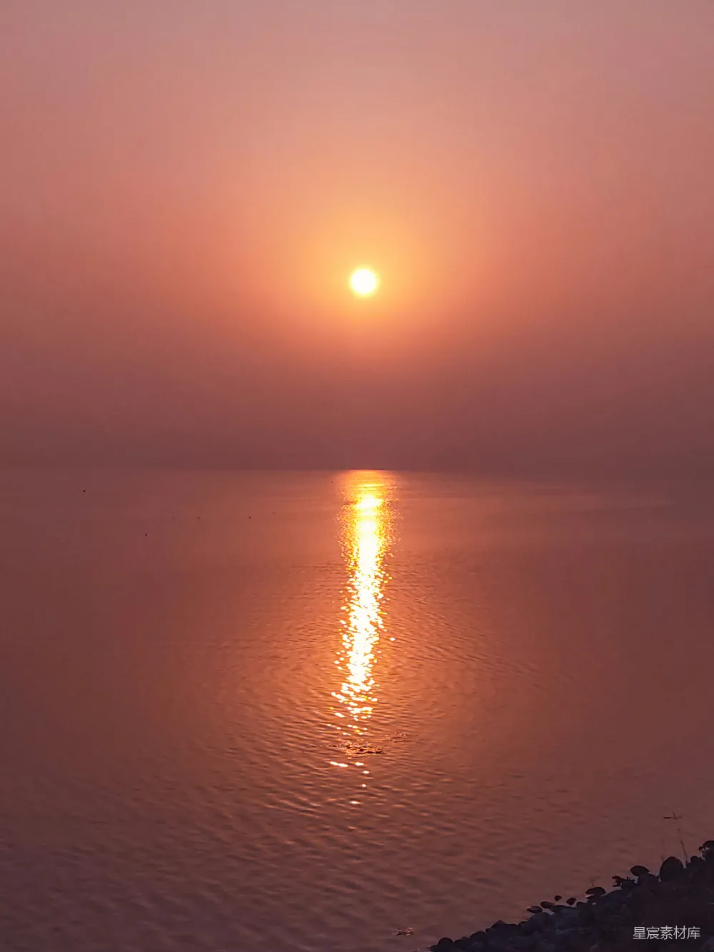 高清摄影 夕阳静静地映照在平静的水面上。