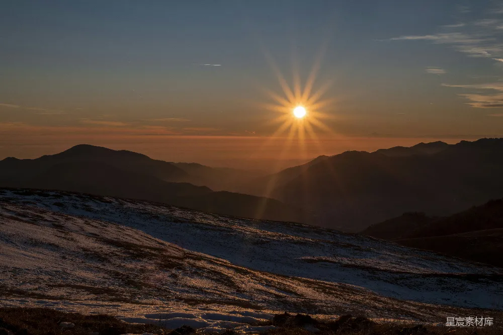 高清摄影 山峦之上夕阳西下