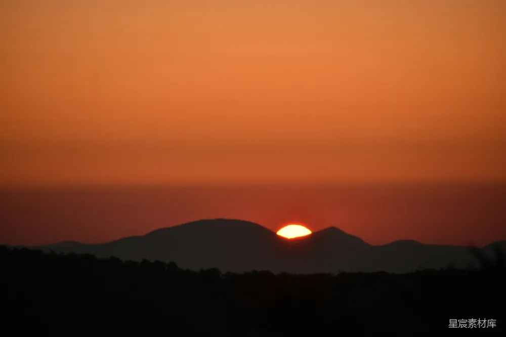 高清摄影 山峦之上，夕阳西下