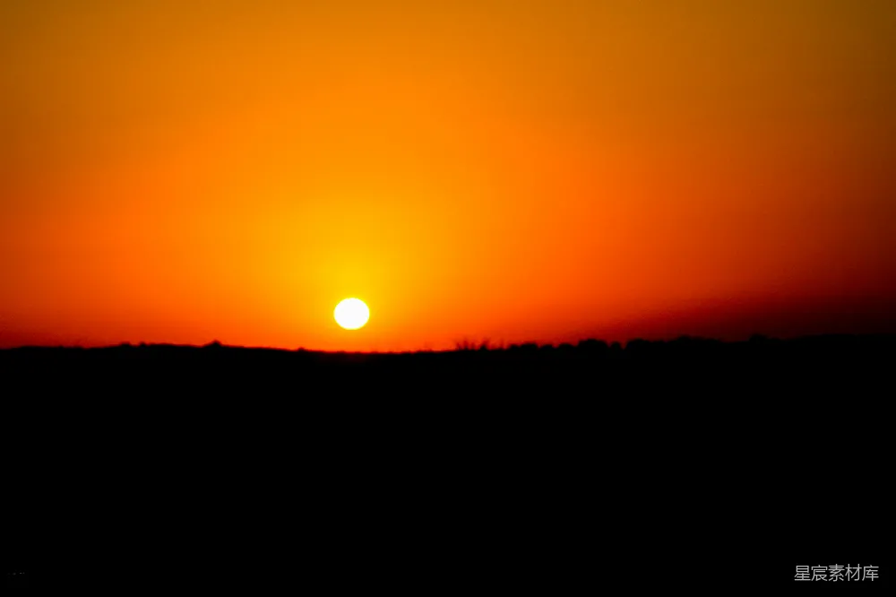高清摄影 金色的夕阳映照在暗淡的地平线上。