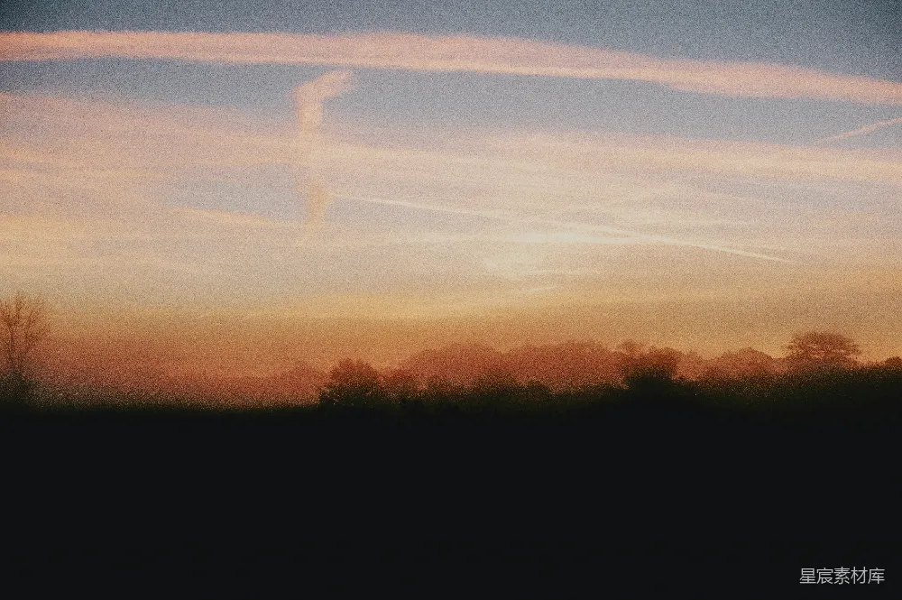 高清摄影  一幅夕阳下的天空中有几朵云的照片