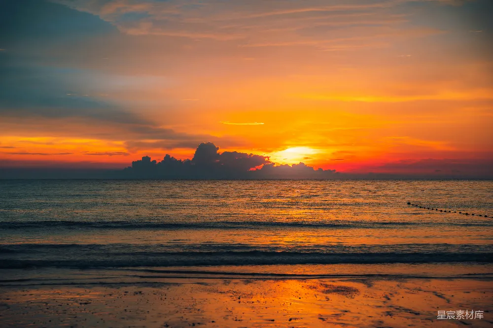 高清摄影 海边绚烂的夕阳以及五彩斑斓的云朵
